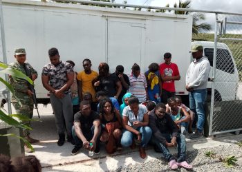 En un camión de carga cerrado fueron encontrados 18 inmigrantes indocumentados en San Juan de la Maguana