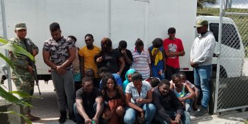 En un camión de carga cerrado fueron encontrados 18 inmigrantes indocumentados en San Juan de la Maguana