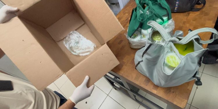 Ocupan 20 envases simulaban ser champú y tratamiento para el cabello llenos de cocaína