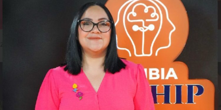 Elizabeth Mena lanza Cambia El Chip: un podcast para repensarlo todo