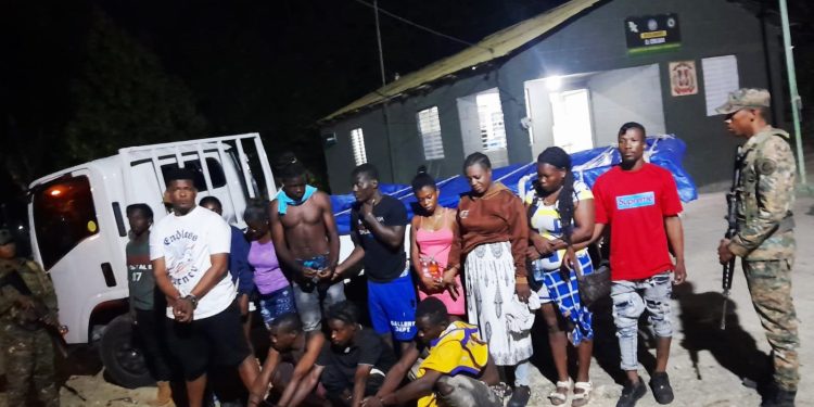 Apresan camionero escondía inmigrantes indocumentados en San Juan de la Maguana