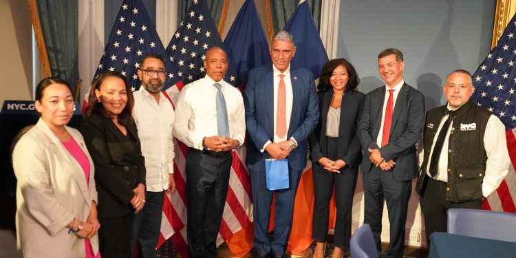 Alcalde de Nueva York y el director de la Defensa Civil ultiman detalles para acuerdo de cooperación en gestión de riesgos y catástrofes