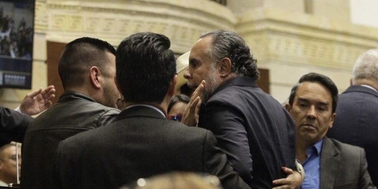 Peleas, tensión y vandalización tras fallidas consultas populares en Colombia