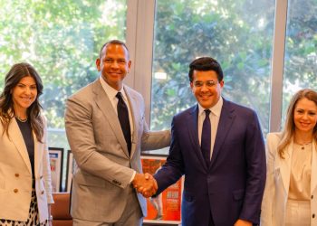 David Collado y Alex Rodríguez anuncian inversión de mil millones de dólares en Playa Grande