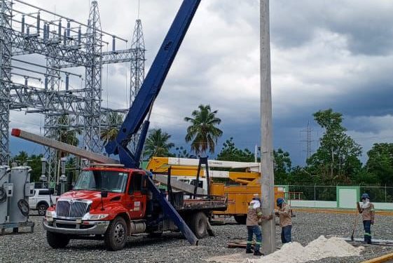Edesur rehabilita redes en Pedernales y coloca postes del tendido eléctrico