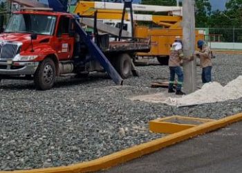 Edesur rehabilita redes en Pedernales y coloca postes del tendido eléctrico