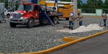 Edesur rehabilita redes en Pedernales y coloca postes del tendido eléctrico