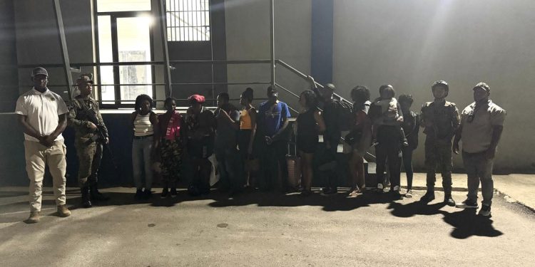 Detienen 12 haitianos indocumentados en autobús en Dajabón