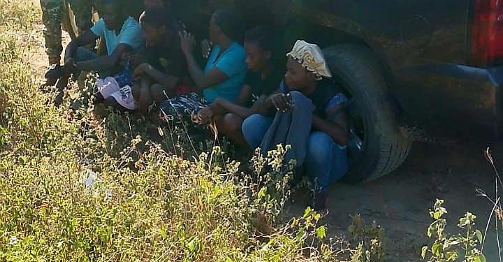 En Montecristi detienen 12 inmigrantes indocumentados en jeepeta Tahoe