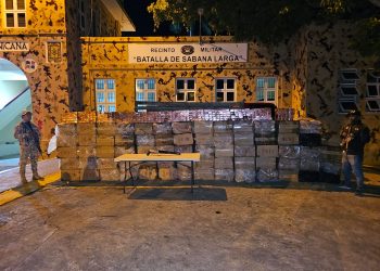 Decomisan 750,000 unidades de cigarrillos y una escopeta en un camión en Montecristi