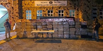 Decomisan 750,000 unidades de cigarrillos y una escopeta en un camión en Montecristi