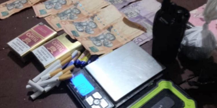 Policía apresa a un hombre en posesión de sustancias narcóticas y otros ilícitos en Barahona
