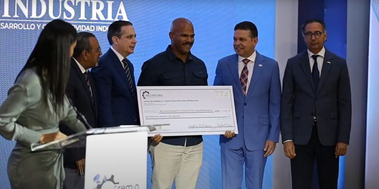 Jack Mateo recibe el Premio al Emprendedor Industrial por su innovador proyecto de Inteligencia Artificial