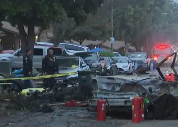 Una avioneta se estrella en un vecindario de San Diego: incendia 15 hogares y obliga a evacuar varias cuadras