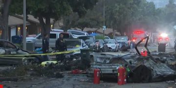 Una avioneta se estrella en un vecindario de San Diego: incendia 15 hogares y obliga a evacuar varias cuadras