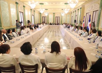 Presidente Abinader reconoce a médicos forenses por histórica labor en tragedia Jet Set