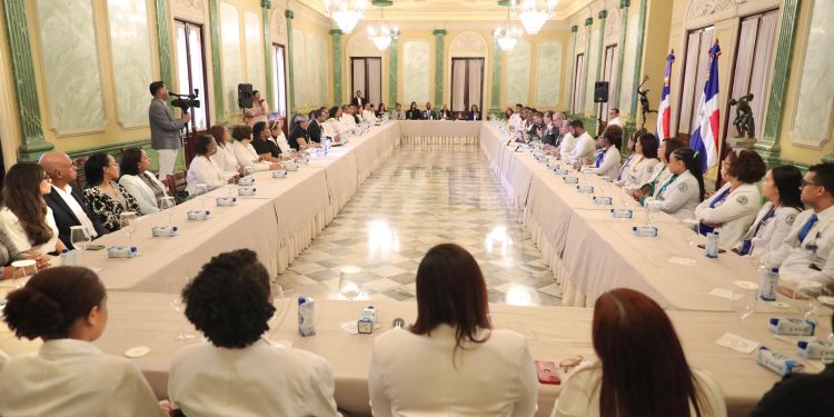 Presidente Abinader reconoce a médicos forenses por histórica labor en tragedia Jet Set