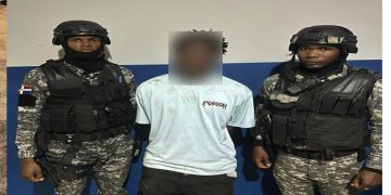 PN apresa a cuatro hombres por porte ilegal de armas de fuego en operativos realizados en Bahoruco y La Vega