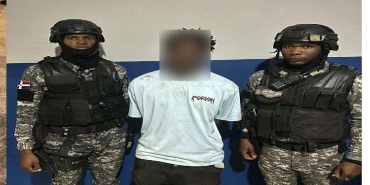 PN apresa a cuatro hombres por porte ilegal de armas de fuego en operativos realizados en Bahoruco y La Vega