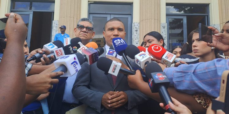 Periodista Vargavila Riverón se querella contra Ángel Martínez por difamación y violación a la Ley 53-07