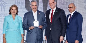 Abinader recibe reconocimiento de Hábitat para la Humanidad RD por su compromiso con la transformación de los hogares