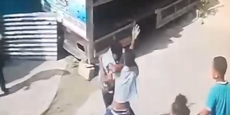 Alumnos de escuela se enfrentan a piedras y puñetazos en Azua