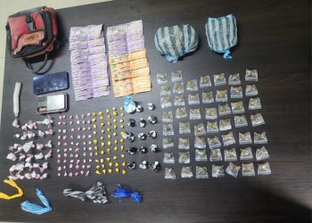 Capturados dos jóvenes con 208 porciones de drogas en Villa San Carlos, La Romana
