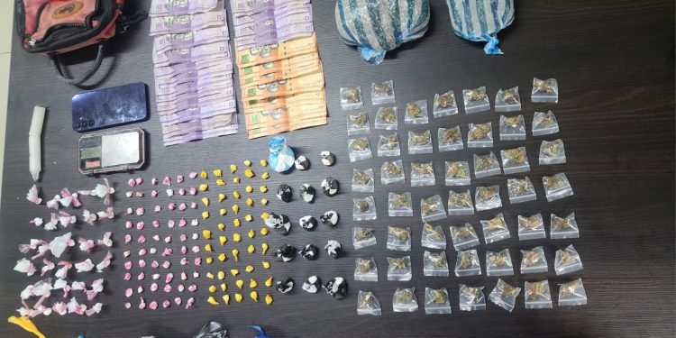 Capturados dos jóvenes con 208 porciones de drogas en Villa San Carlos, La Romana