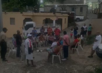 Residentes de La Penca, en La Guáyiga, se reúnen con agentes de la DNCD para exigir que se detenga la instalación de un punto de drogas