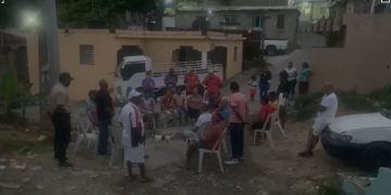 Residentes de La Penca, en La Guáyiga, se reúnen con agentes de la DNCD para exigir que se detenga la instalación de un punto de drogas