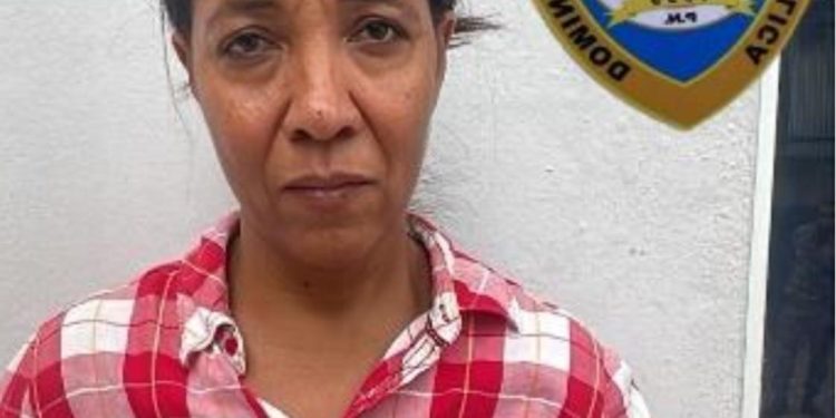 Se entrega “La Doña”, una de las presuntas autoras intelectuales del secuestro de esposa de microempresario en Herrera, SDO