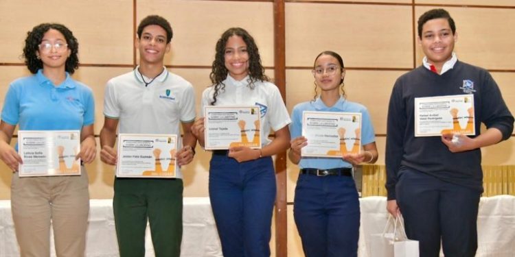Fundación Macarrulla premia a jóvenes ganadores del Sexto Concurso Estudiantil por la Libertad