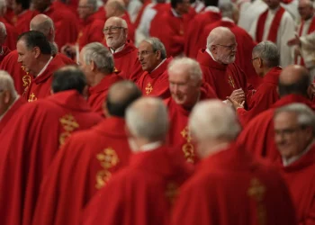 Los cardenales se retiran a almorzar antes de encerrarse en la Capilla Sixtina