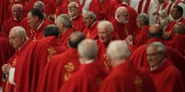 Los cardenales se retiran a almorzar antes de encerrarse en la Capilla Sixtina