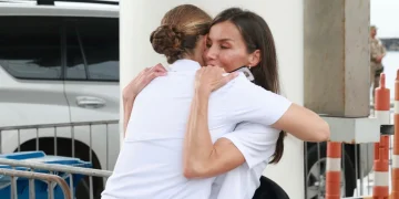 El abrazo entre la Reina Letizia y la Princesa Leonor en la llegada del 'Elcano' a Panamá
