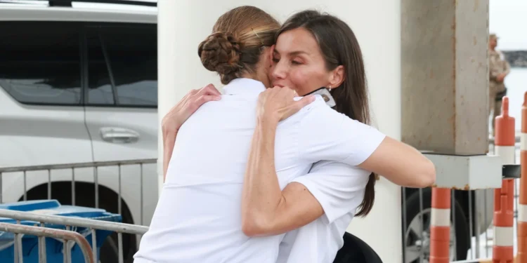 El abrazo entre la Reina Letizia y la Princesa Leonor en la llegada del 'Elcano' a Panamá