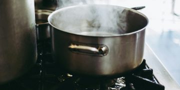 Madre lanza olla de agua caliente a su hija con discapacidad en Moca