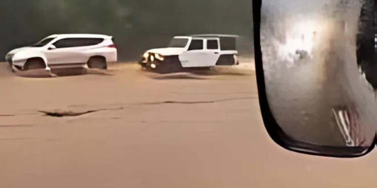 Fuertes inundaciones en la autopista Duarte, por intensas lluvias