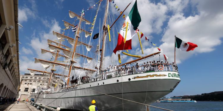 Buque mexicano choca contra el puente Brooklyn en Nueva York