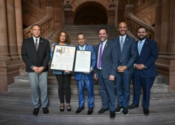 Senado de Nueva York reconoce al congresista Héctor Acosta