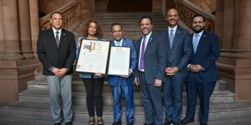 Senado de Nueva York reconoce al congresista Héctor Acosta
