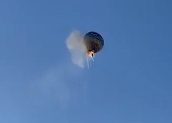 Globo turístico cae y deja al menos ocho muertos
