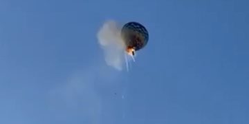 Globo turístico cae y deja al menos ocho muertos