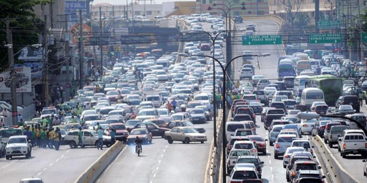 Gobierno establecerá horarios para servidores públicos como parte de medidas para mejorar el tráfico