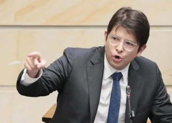 El senador colombiano herido en atentado muestra “indicios de mejoría”, según parte médico