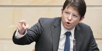 El senador colombiano herido en atentado muestra “indicios de mejoría”, según parte médico