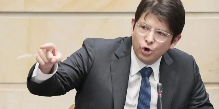 El senador colombiano herido en atentado muestra “indicios de mejoría”, según parte médico