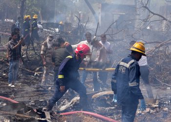 Policía afirma que no hay sobrevivientes tras el accidente del avión de Air India con 242 personas a bordo