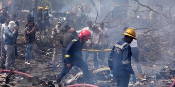 Policía afirma que no hay sobrevivientes tras el accidente del avión de Air India con 242 personas a bordo
