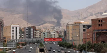 Israel ataca la televisión estatal de Irán mientras emitía en directo